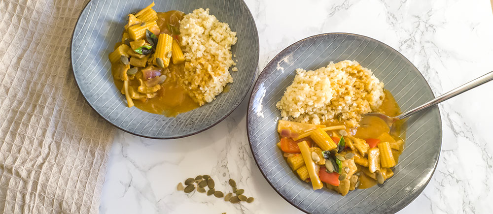 To skåle med bulgur og karrysovs